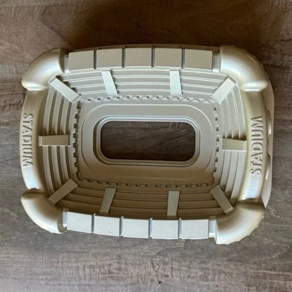 Unused Williams Sonoma Nordic Ware Stadium Bundt Cake Pan - Gold - 9 cup